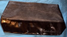 Borsa cosmetica Calvin Klein nera in pelle e plastica da donna 10,5x5,5” usata in ottime condizioni