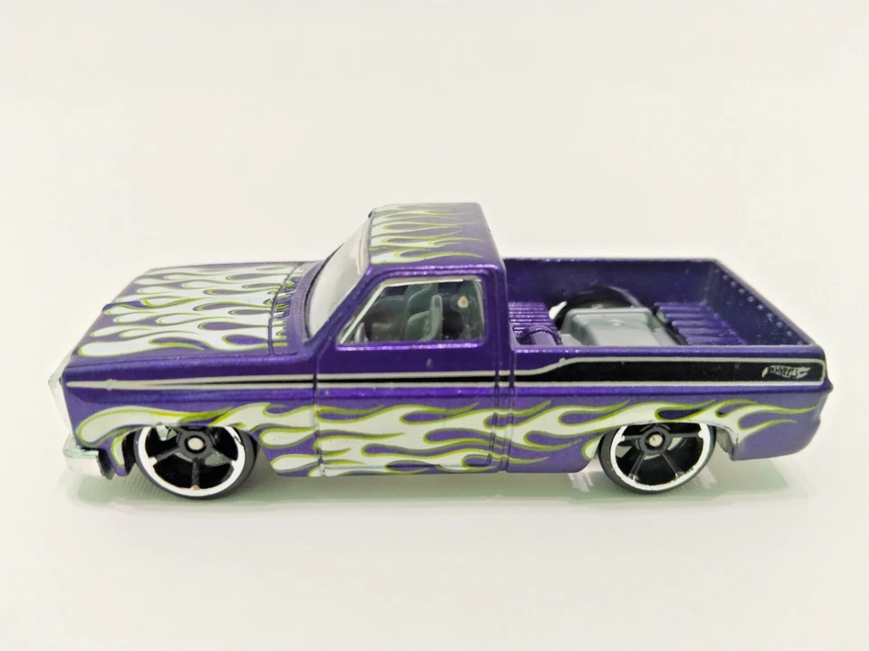 Hot Wheels 2013 '83 Chevy Silverado Purple Flames LOOSE - Immagine 2 di 4
