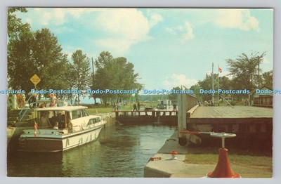 R810778 Ontario. Kanada. Ein Lustboot wartet auf Schleusen bis zur Schleuse Nr. 31