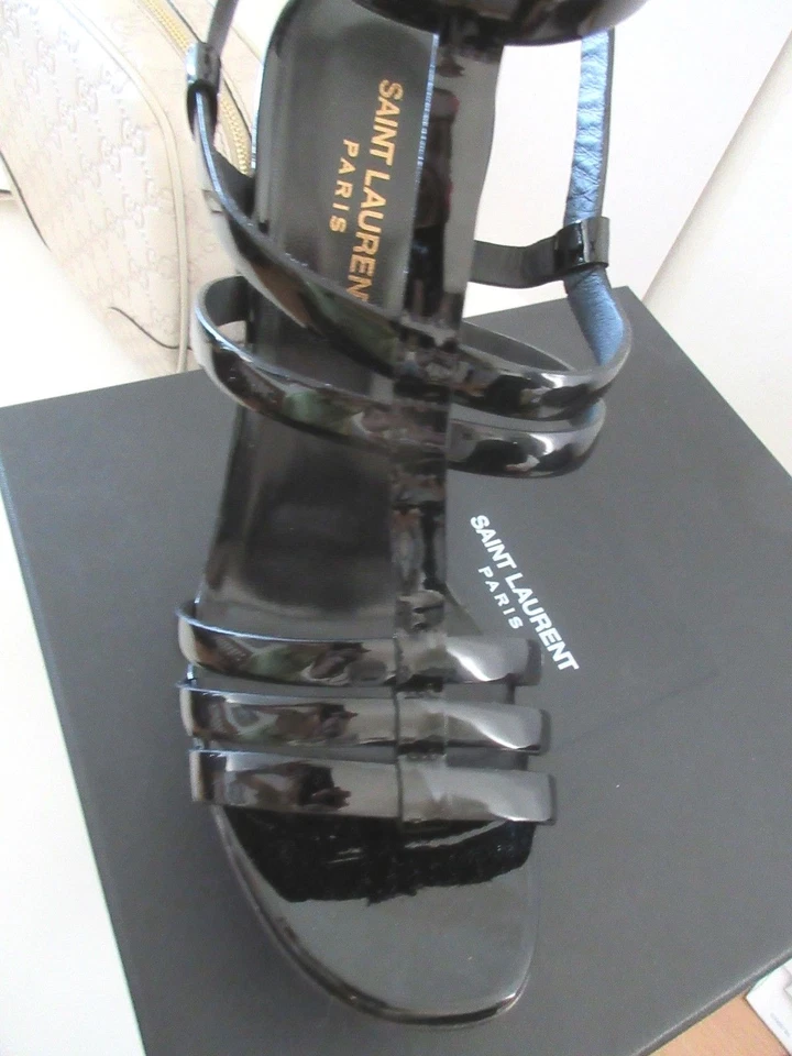 $995 Saint Laurent Yves Bianca 105 Sandalias con tiras de charol negro 40 9,5 Foto 2 de 4
