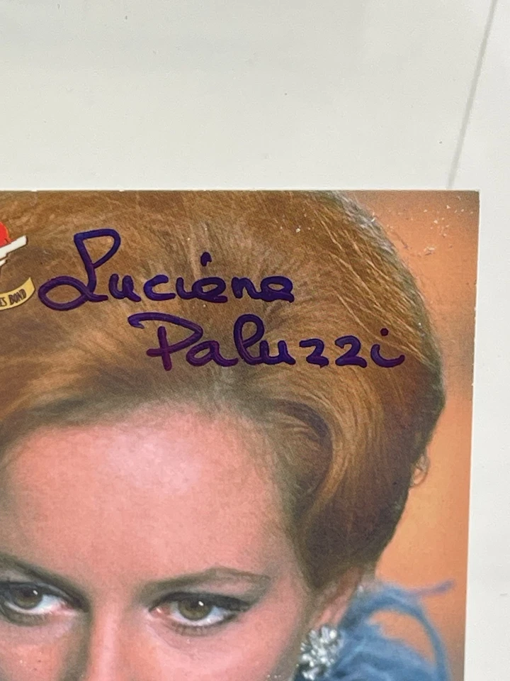 MUJERES DE JAMES BOND Luciana Paluzzi como Fiona Volpe Firmado AUTO Tintas TARJETA Foto 2 de 4