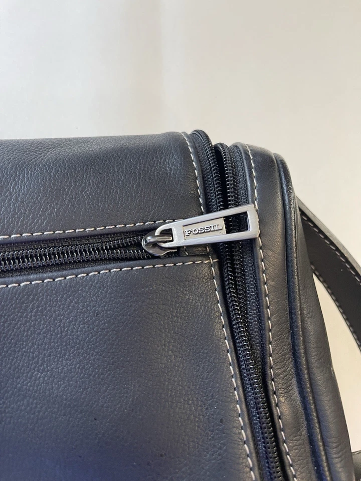 Mini bolsa de viaje FOSSIL pequeña de cuero negro para artículos de tocador/afeitado UNISEX cosméticos Foto 4 de 4