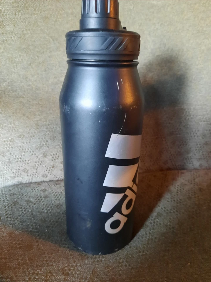 Botella de agua deportiva ADIDAS negra-metálica 20 oz doble de acero inoxidable Foto 4 de 4