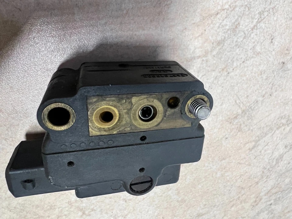 Audi 80 90 100 S2 B4 Fuel Distributor Pressure Regulator Head Sensor 2437020009 - Image 3 of 4