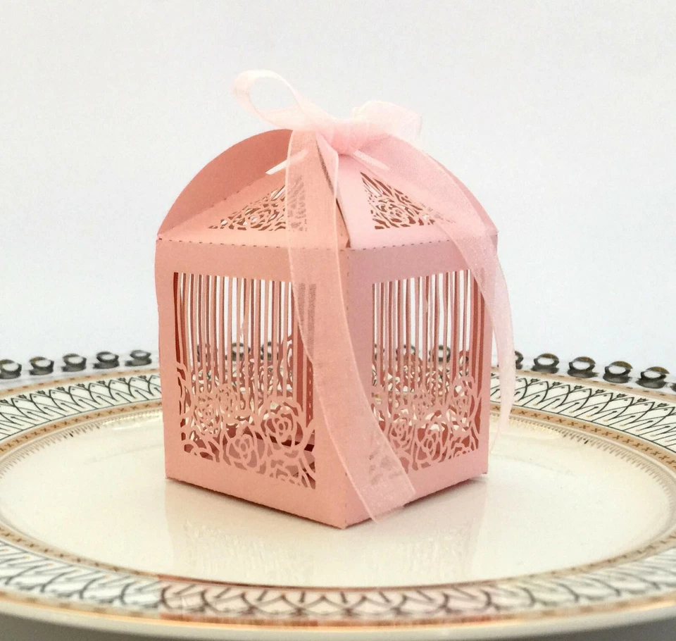 Cajas de caramelos huecas con flores de rosa cortadas con láser 100 piezas favor de boda Foto 3 de 4