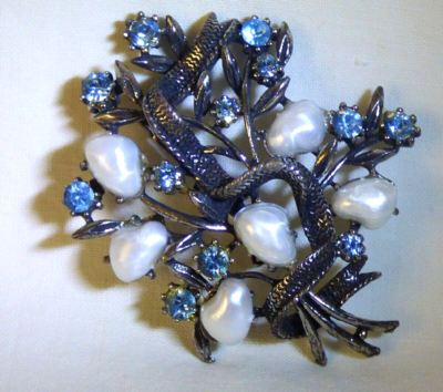 Vintage 1940-50s CORO PIN Silvertone Blue Rhinestone Faux  display picture 1