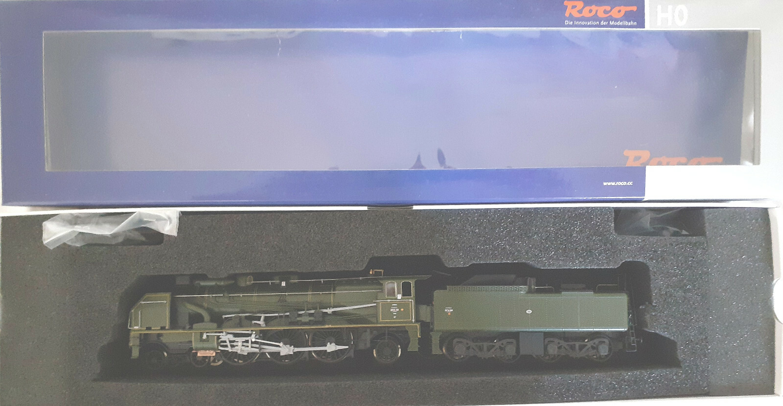 Locomotive à vapeur 231 E 30 Chapelon, livrée verte, dépôt