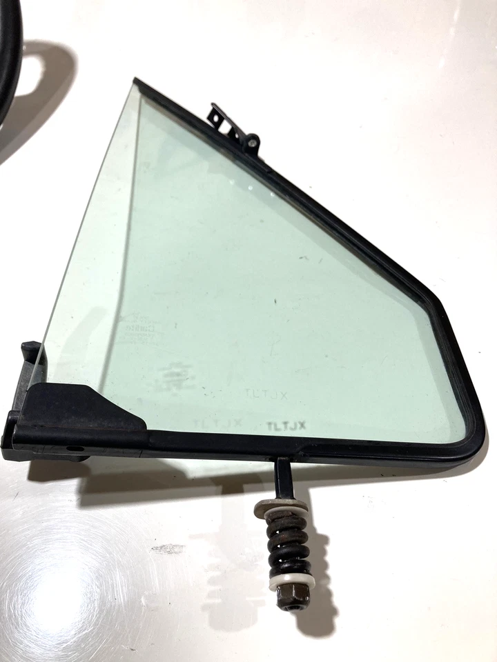 1992-1996 Ford F-150 (Bronco) vent glass RH (wing window) F-250, F-350 (Carlite) - Image 4 of 4