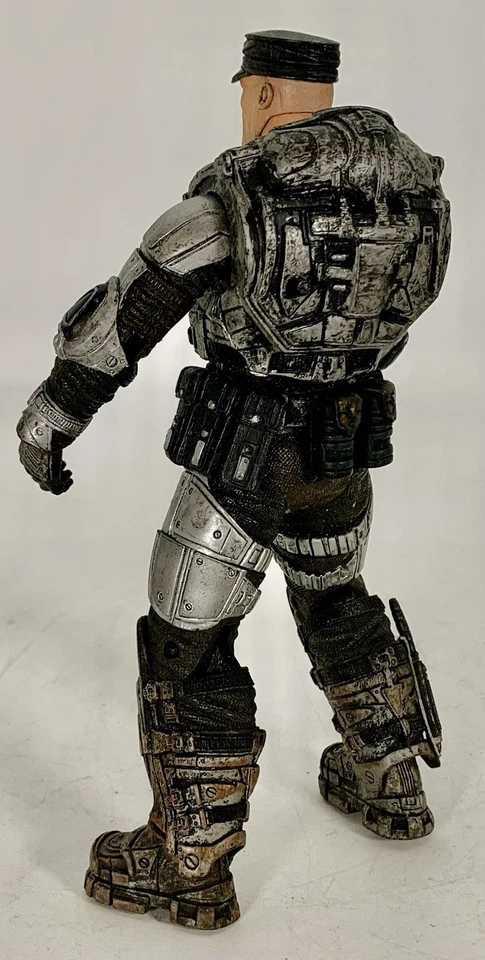 Etiquetas NECA Gears of War 2 Coronel Victor Hoffman COG TRU Toys R Us Exclusive 2008 - Imagem 3 de 4