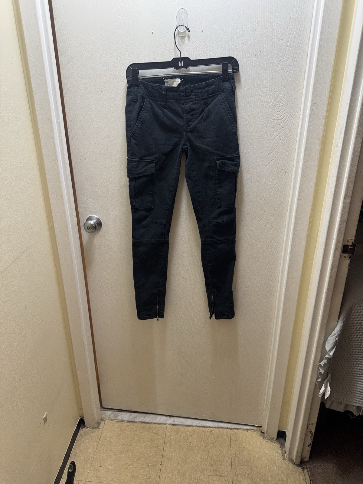 Free People Dark Cargo Skinny Jeans w/ zipper ankles size 25