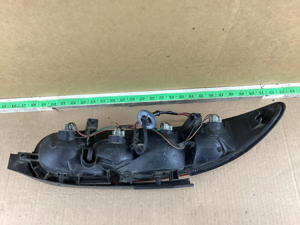 Luz trasera derecha pasajero Mazda MX3 1992-1996 166-58586 OEM Foto 3 de 4