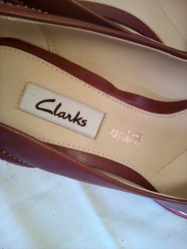 Women's Clarks Size 6 Smooth Burgundy Leather Heal New - Picture 2 of 8