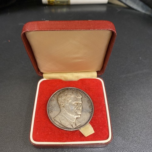 RARELARGE SIZE JOHN FITZGERALD KENNEDY PROOF SILVER MEDAL with QUOTE & SIGNATURE - Picture 1 of 13