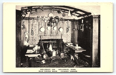 1930s WELLESLEY MASS WELLESLEY INN MAIN DINING ROOM CHIMNEY POSTCARD P3606