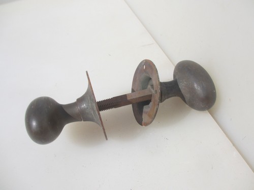 Victorian Brass Door Knobs Handles Plates Old Antique Oval Vintage Bronze - Picture 4 of 11
