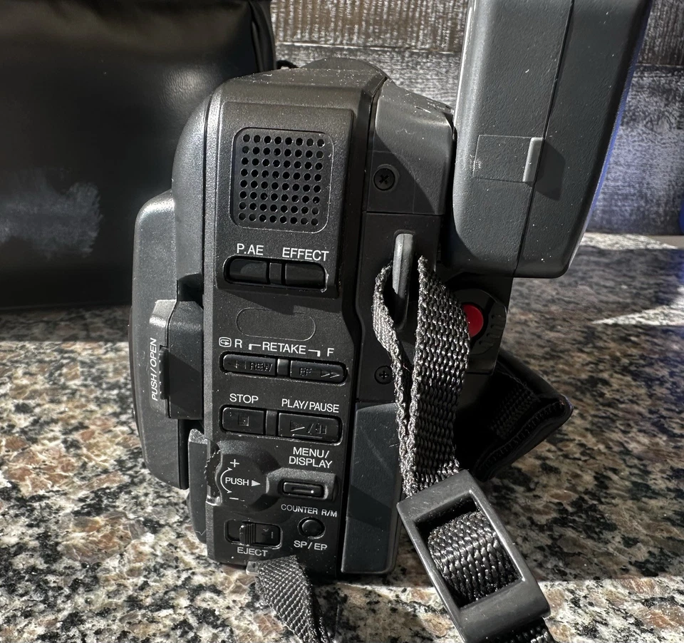 JVC GR-AXM225U Compact VHS Camcorder with Carry Case- WORKS-  Read Description - Image 4 of 4