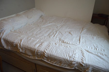 VINTAGE HAND MADE BEDSPREAD THROW PURE WHITE FRENCH SPANISH COTTAGE UNUSED 1 OF2