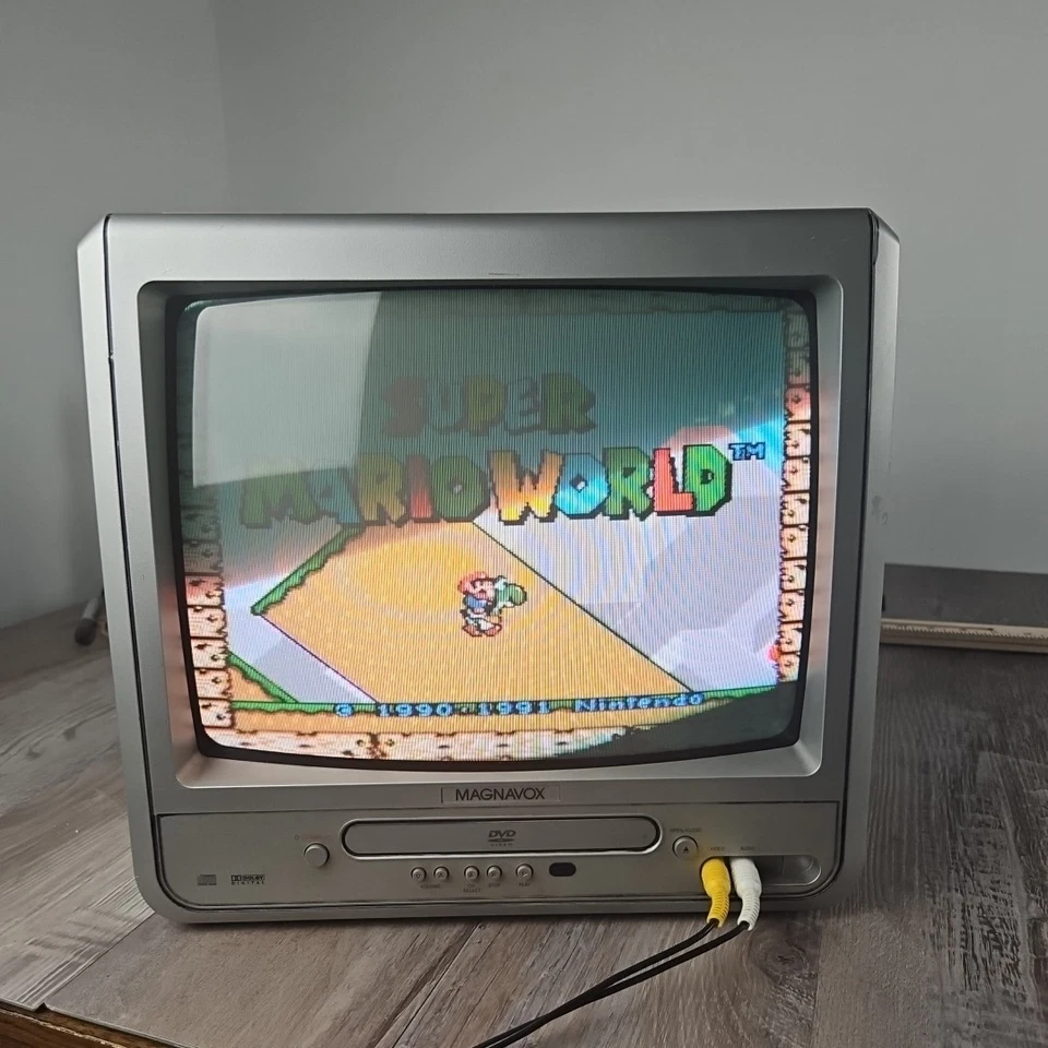 Magnavox 13" CRT TV DVD Combo Retro Gaming TV MWC13D6 No remote - TESTED - Image 2 of 4