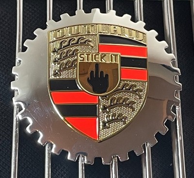 Porsche 356 Outlaw ''Mittelfinger / Stick it'' Grill Plakette