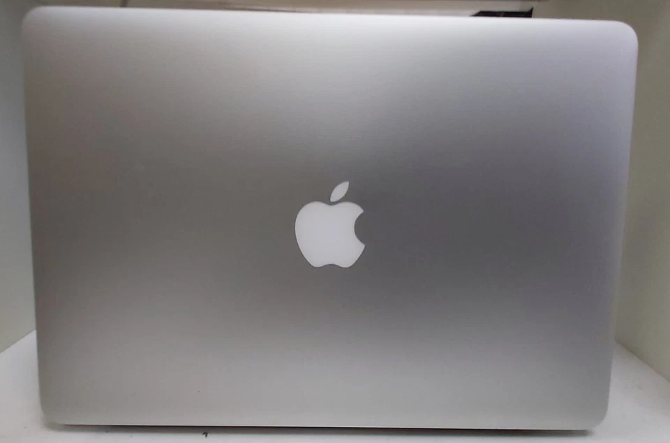 MacBook Air 13 inch mid 2013 - Image 3 of 4
