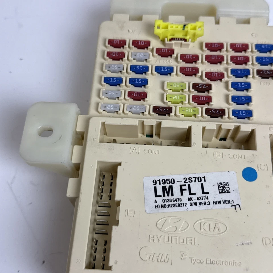 2015 HYUNDAI TUCSON JUCTION CABIN FUSE BOX 91950-2S701 OEM - Изображение 2 из 4