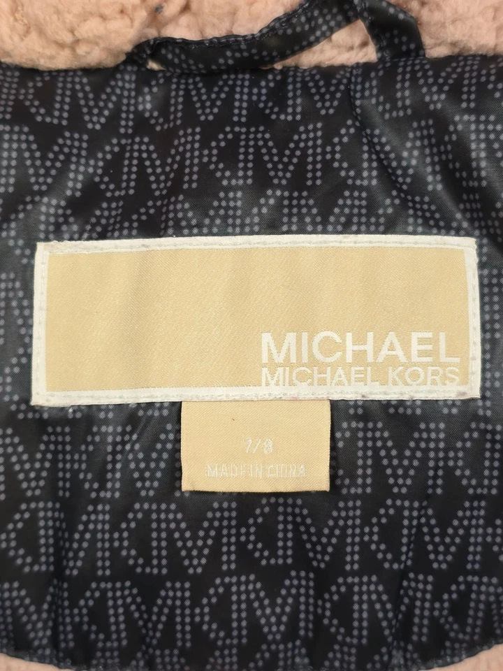 Куртка-пуховик с капюшоном Michael Kors для девочек размер 7/8 черная с принтом MK с розовой подкладкой - Изображение 2 из 4