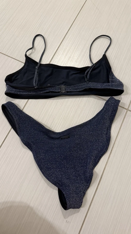 Conjunto de bikini Triangl Mica azul marino brillante Foto 3 de 4