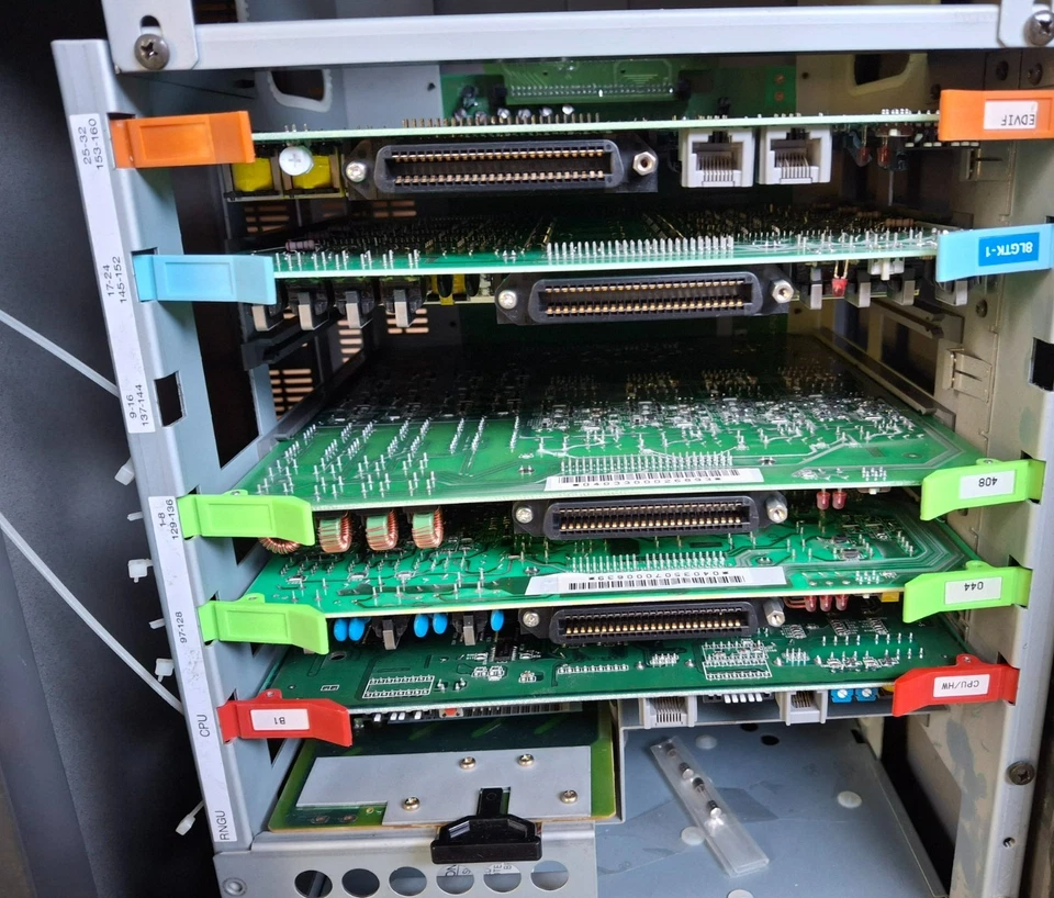 Sistema de telefone Iwatsu Omega-Phone Adix com placas e muito mais *COMO ESTÁ* não testado - Imagem 2 de 4