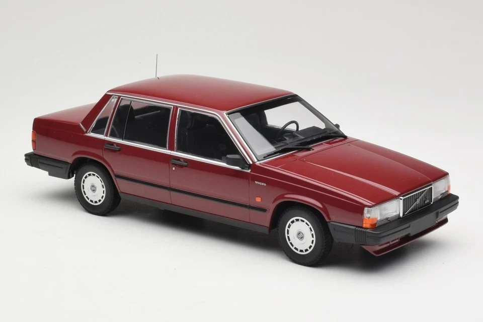 155171704 Volvo 740 GL Red Minichamps 1/18 - Immagine 4 di 4