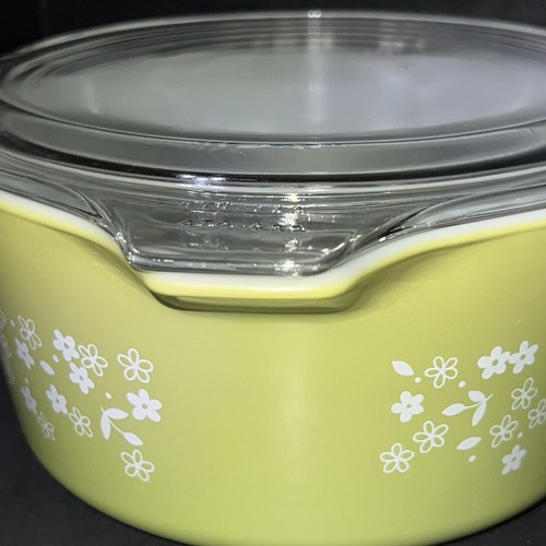 1.5 qt. Spring Daisy Pyrex round casserole dish With Lid - Picture 3 of 8