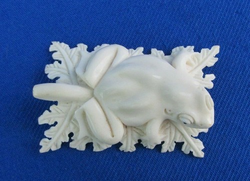 NEW Hand Carved Bovine Domestic Bali Cattle Bone Frog on Carved Leaf - Picture 2 of 5
