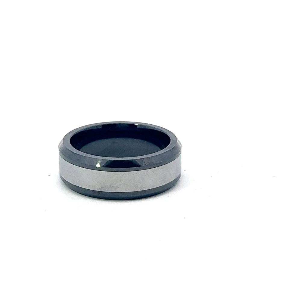 Anillo de banda biselada de 8 mm de diamantes negros genuinos tratados con tungsteno y cerámica de 0,06 quilates Foto 4 de 4