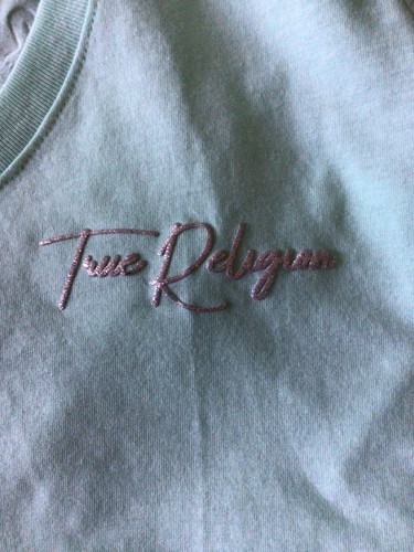 Camiseta True Religion Mujer Cuello en V Escritura Logo Buda Como Nueva Talla X-Grande - Imagen 3 de 4