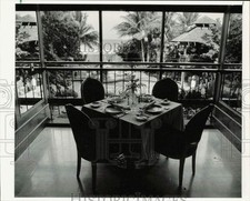1980 Press Photo Ocean view table at Dominique's in Alexander Hotel, Florida