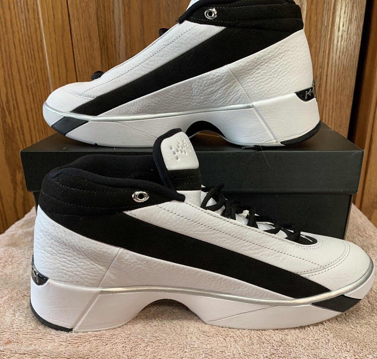 Nike ナイキ Jordan TEAM SHOWCASE WHITE/BLACK/LLIC SILVER Nike Jordan Team Showcase Shoes White And Black Size 9.5 | eBay
