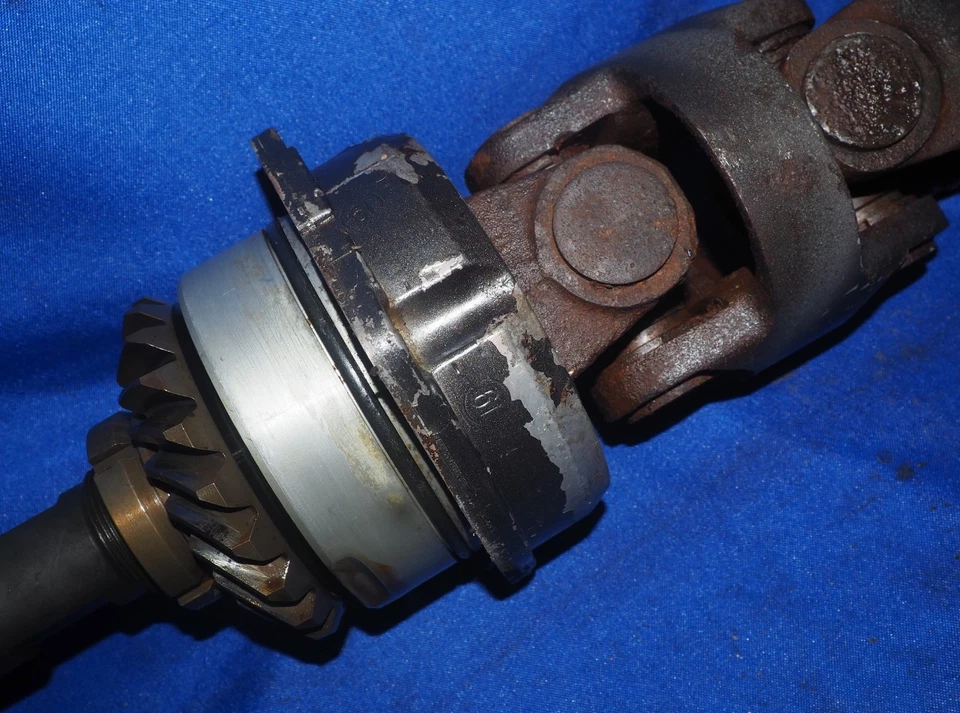 Mercruiser 4.3L V6 OMC Cobra 984013 Drive Shaft U Joint Assembly W/Gear OEM Nice - Image 4 of 4