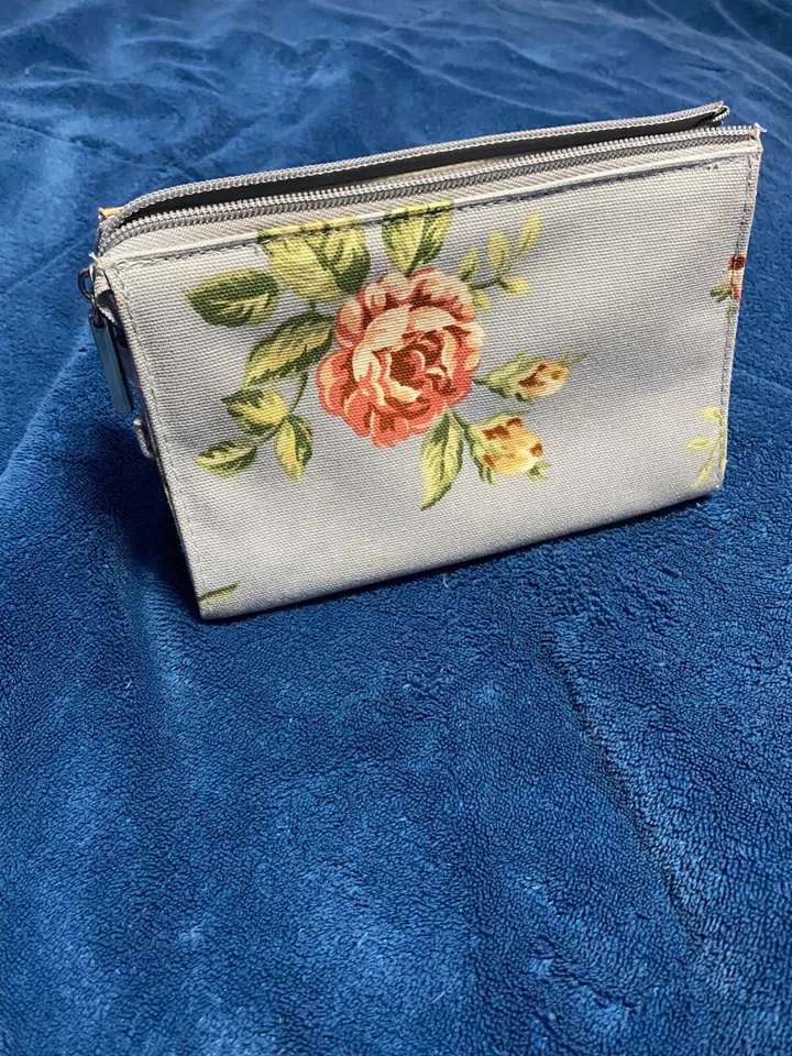 Basics-Cute Flower Makeup Bag/Travel Case - Image 4 of 4