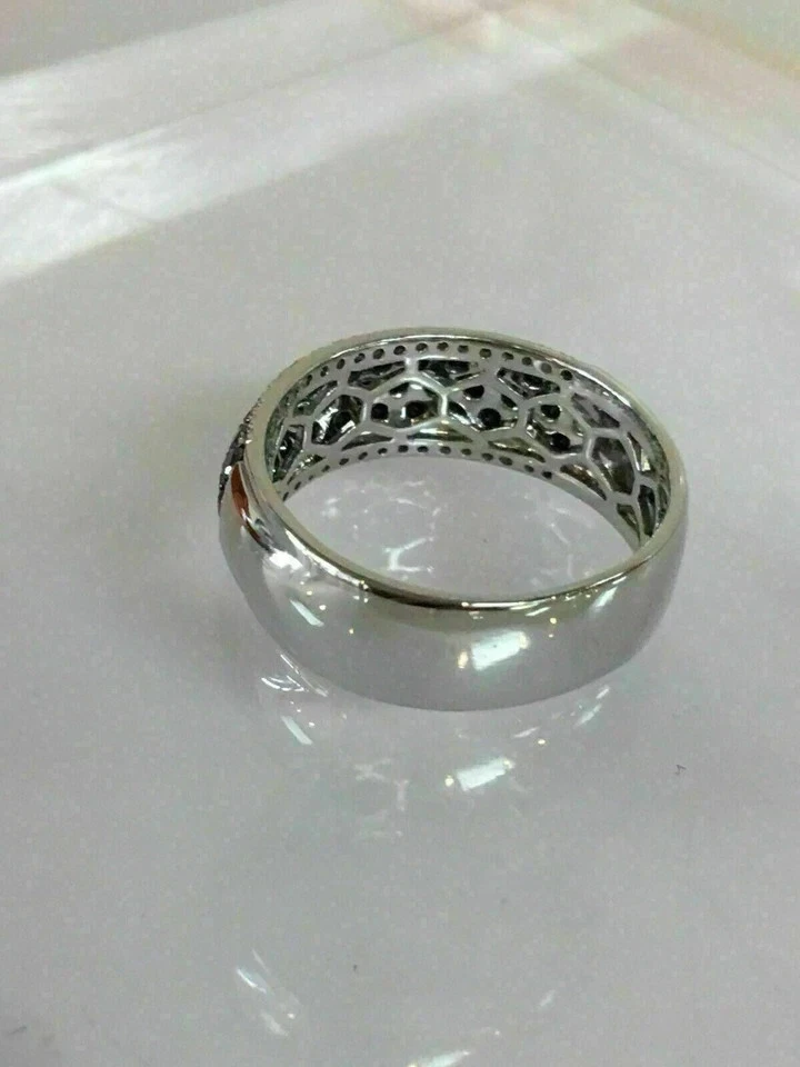 Anillo de eternidad redondo de diamantes negros simulados de 2,50 quilates plateado enchapado en oro blanco de 14 k Foto 2 de 4