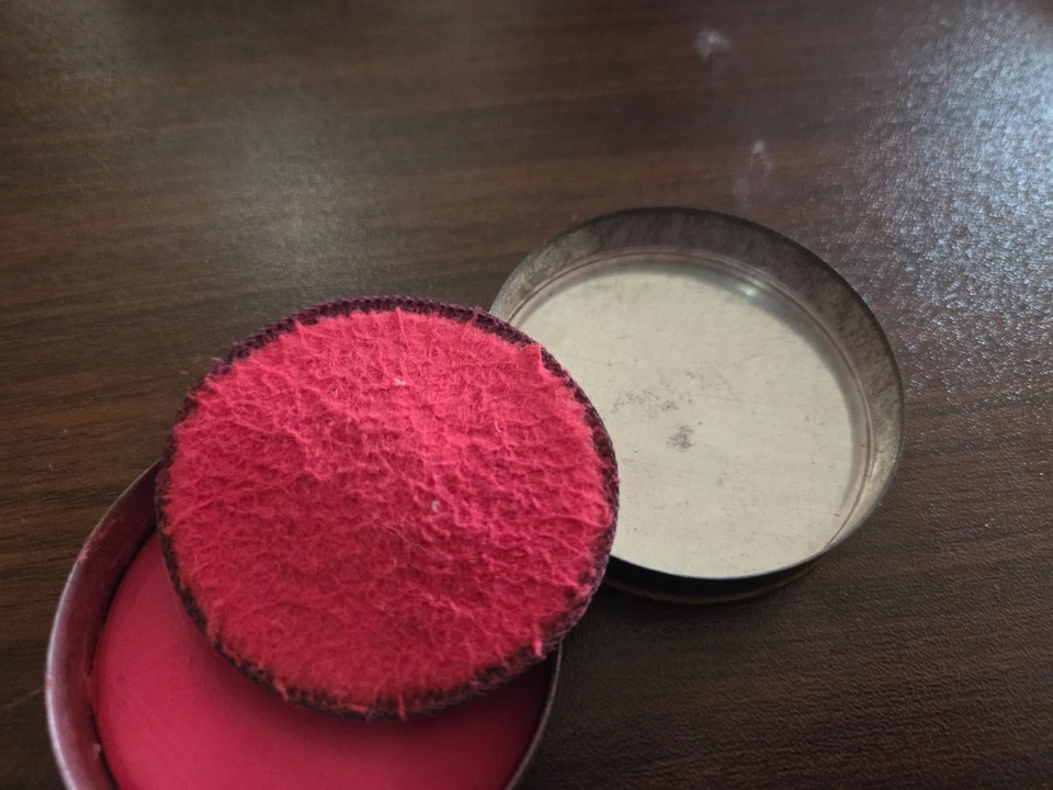 Propiedad de Marilyn Monroe usada años 50 Max Factor Rouge mitad usada por Sydney Guilaroff Foto 4 de 4