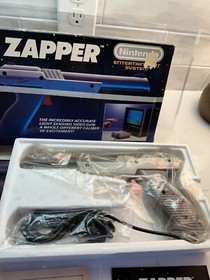 NES ZAPPER Light Gun  (Nintendo) NES - Complete With Baggies And Paperwork.