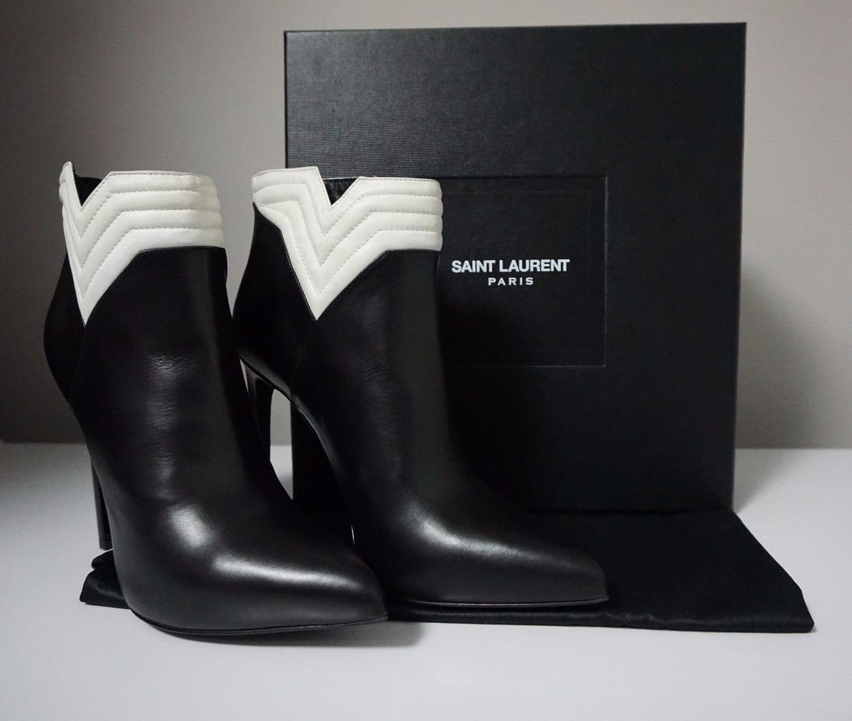 YSL Yves Saint Laurent Nero/Porcellana Leather Pointed-Toe Ankle