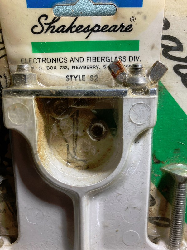 SHAKESPEARE ANTENNA BRACKET STYLE 82 WITH STAINLESS BOLTS NOS