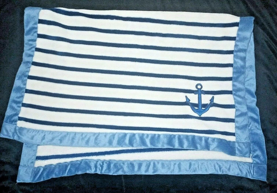 Manta ANCLA a rayas azul Baby Lounge suave polar 30x40 bordada Lovey usada en excelente estado Foto 3 de 3