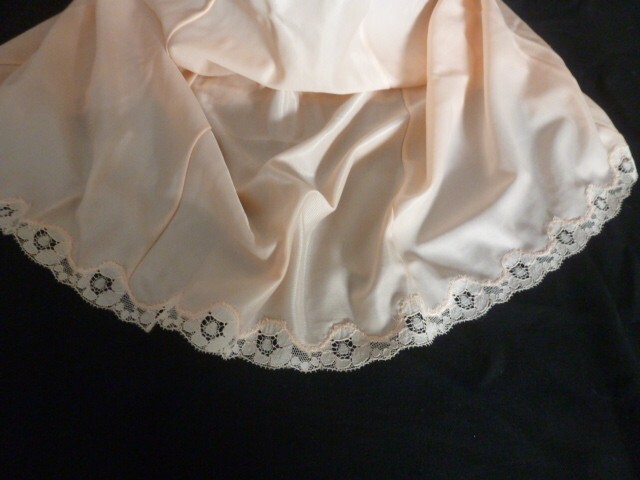 Jolie Combinaison Vintage Dentelle T40/42 - Fond De Robe Blanc Cassé - Non Porté
