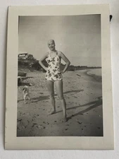 VINTAGE FEMALE SEXY RISQUE BIKINI BATHING SUIT PORTRAIT B&W PHOTOGRAPH