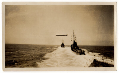 Original Foto LZ 127 Graf Zeppelin über Kriegsschiffe, Kriegsmarine, um 1935