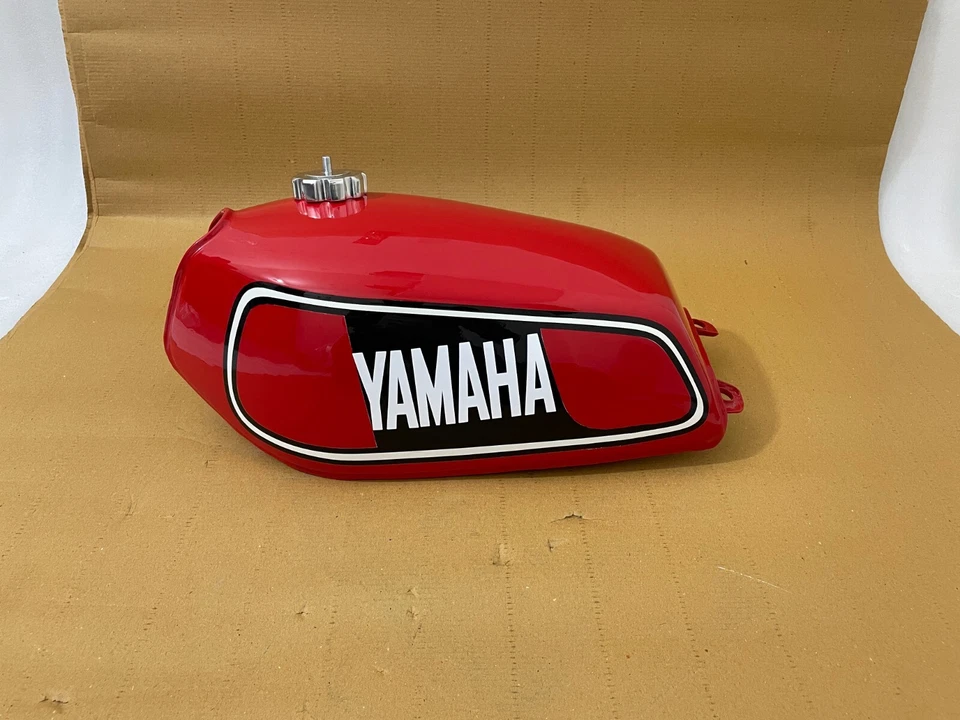 Yamaha DT175 DT 175 1977-78 Acero Pintado Rojo Combustible Gasolina Tanque Con Tapa Foto 2 de 4