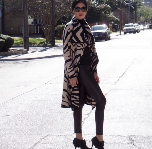 Chaqueta de punto cárdigan largo con estampado de cebra beige negro beige New York & Company para mujer - Imagen 3 de 5