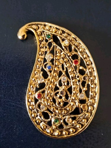 Broche en métal doré une elégante du 19 ème en bleu - Un grand marché