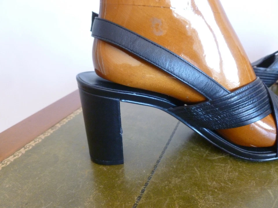 SUPERBES ESCARPINS SANDALES MINELLI CUIR NOIR TALON BOTTIER  T.39 - Photo 4/4